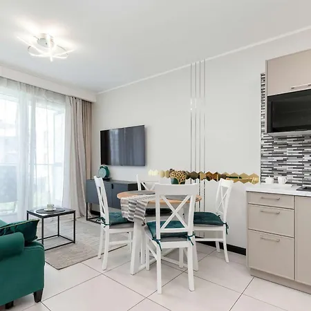 Modern With Parking And Balcony In By Renters アパート グディニャ